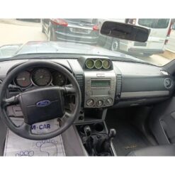Näide auto Ford Ranger / Everest / Mazda BT-50 originaalraadio ja armatuurlaua fotost sobivuse kontrollimiseks