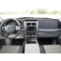 Näide auto Jeep Grand Cherokee / Compass / Patriot / Chrysler 300C / Dodge originaalraadio ja armatuurlaua fotost sobivuse kontrollimiseks