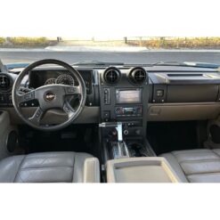Näide auto Hummer H2 originaalraadio ja armatuurlaua fotost sobivuse kontrollimiseks