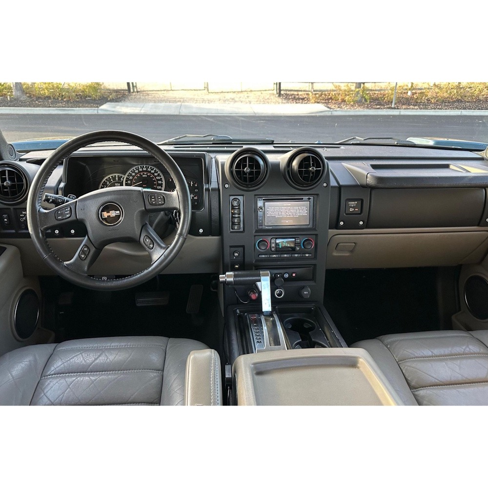 Näide auto Hummer H2 originaalraadio ja armatuurlaua fotost sobivuse kontrollimiseks
