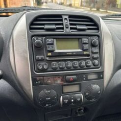 Näide auto Toyota RAV4 originaalraadio ja armatuurlaua fotost sobivuse kontrollimiseks