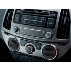 Näide auto Hyundai i20 originaalraadio ja armatuurlaua fotost sobivuse kontrollimiseks