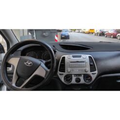 Näide auto Hyundai i20 originaalraadio ja armatuurlaua fotost sobivuse kontrollimiseks