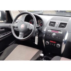 Näide auto Suzuki SX4 / Fiat Sedici originaalraadio ja armatuurlaua fotost sobivuse kontrollimiseks