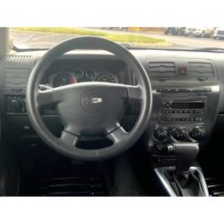 Näide auto Hummer H3 originaalraadio ja armatuurlaua fotost sobivuse kontrollimiseks