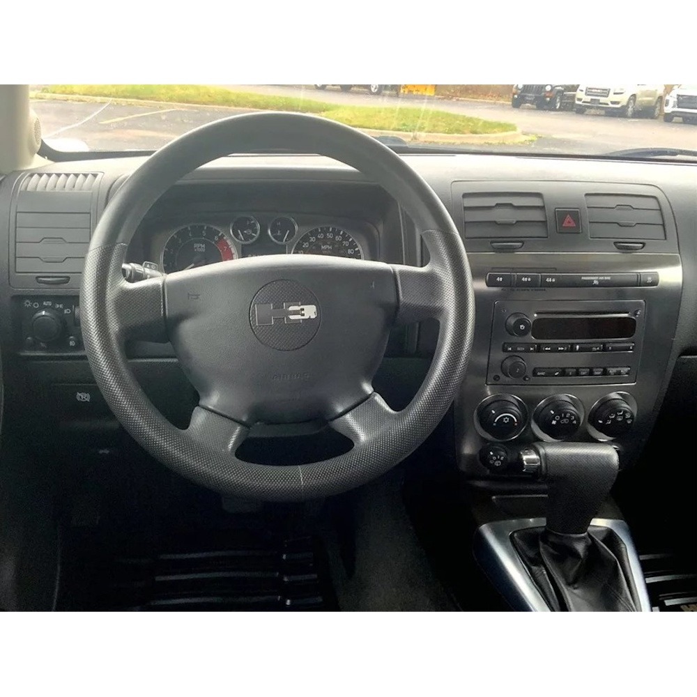 Näide auto Hummer H3 originaalraadio ja armatuurlaua fotost sobivuse kontrollimiseks