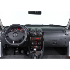 Näide auto Dacia Duster / Logan / Sandero originaalraadio ja armatuurlaua fotost sobivuse kontrollimiseks