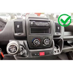 Näide auto Fiat Ducato / Citroën Jumper / Peugeot Boxer originaalraadio ja armatuurlaua fotost sobivuse kontrollimiseks