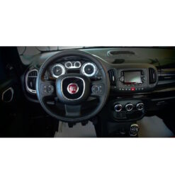 Näide auto Fiat 500L originaalraadio ja armatuurlaua fotost sobivuse kontrollimiseks