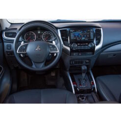 Näide auto Mitsubishi L200 originaalraadio ja armatuurlaua fotost sobivuse kontrollimiseks