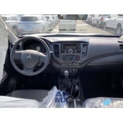 Näide auto Mitsubishi L200 originaalraadio ja armatuurlaua fotost sobivuse kontrollimiseks