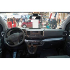 Näide auto Toyota Proace / Citroën Jumpy / SpaceTourer / Peugeot Expert / Traveller originaalraadio ja armatuurlaua fotost sobivuse kontrollimiseks