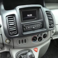 Näide auto Renault Trafic / Nissan Primastar / Opel Vivaro originaalraadio ja armatuurlaua fotost sobivuse kontrollimiseks